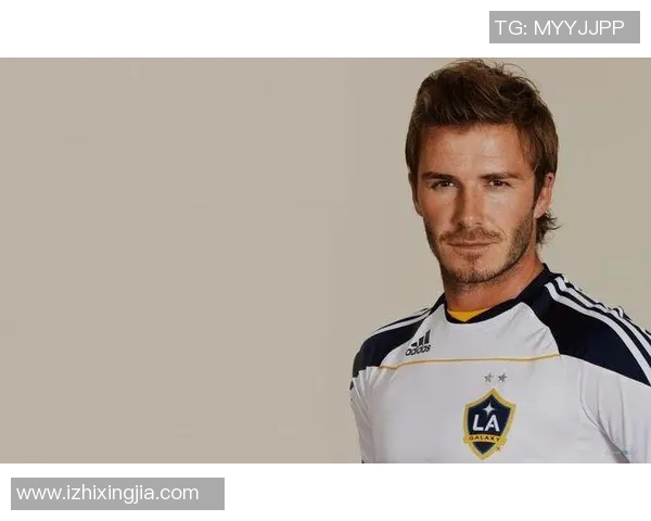 白色T恤下的足球明星风采与时尚碰撞的完美瞬间